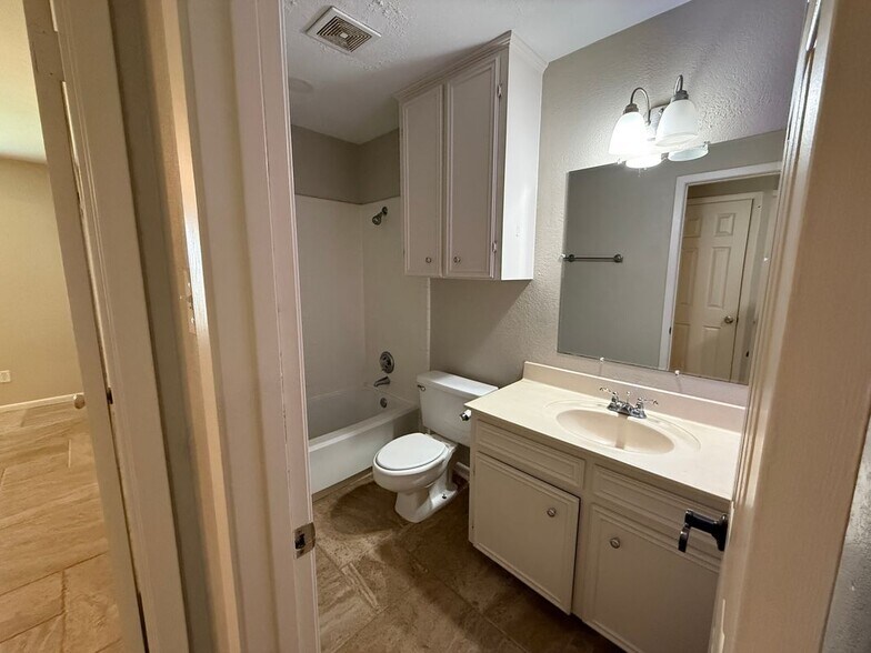 Building Photo - 3203 Bahia Dr