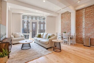 Building Photo - 1050 Annunciation St