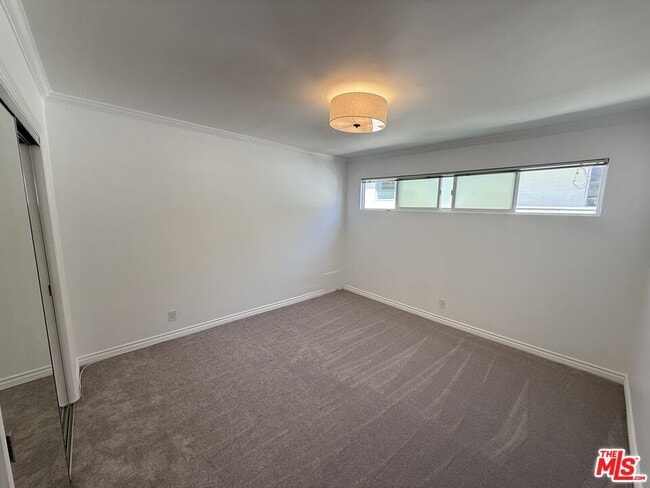 Building Photo - 332 Rexford Dr