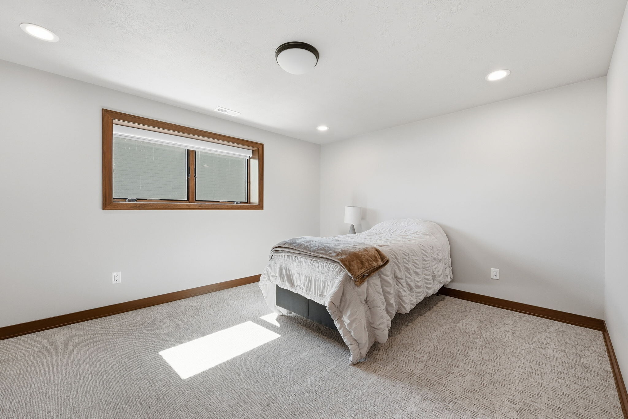 Building Photo - 2701 W Oak Hill Dr