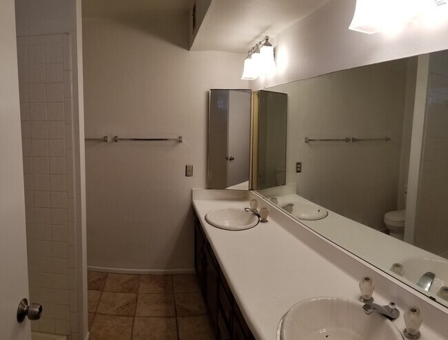 Building Photo - 1626 W Beaubien Dr