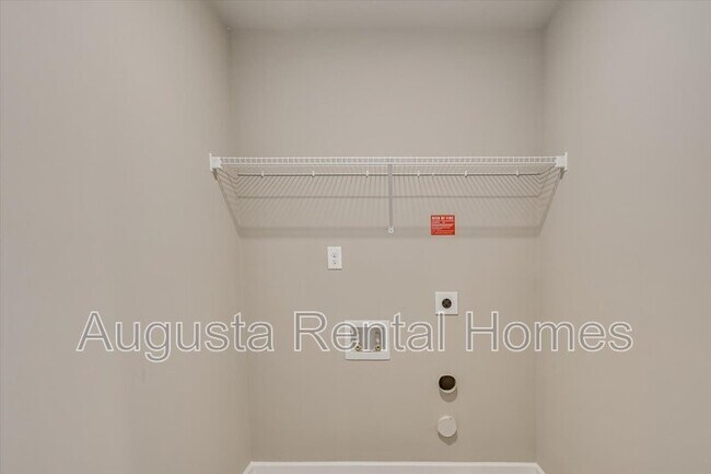Building Photo - 560 Post Oak Ln