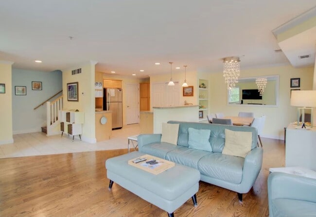 Building Photo - Move In Ready Winter Retreat in Downtown T...