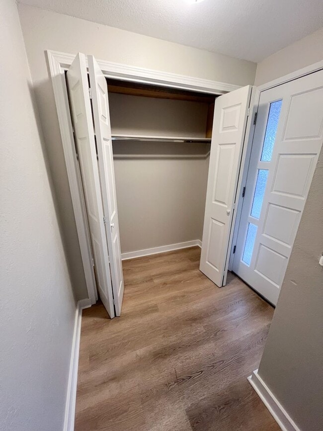 Building Photo - 3 Bedroom, 2 bath 1836 sqft House in Sunset Village