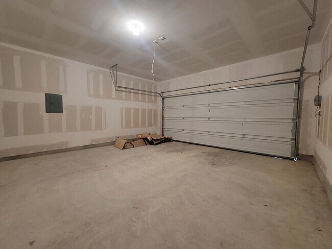 Building Photo - Spacious 3/BR, 2/BS Single-Level Home with...