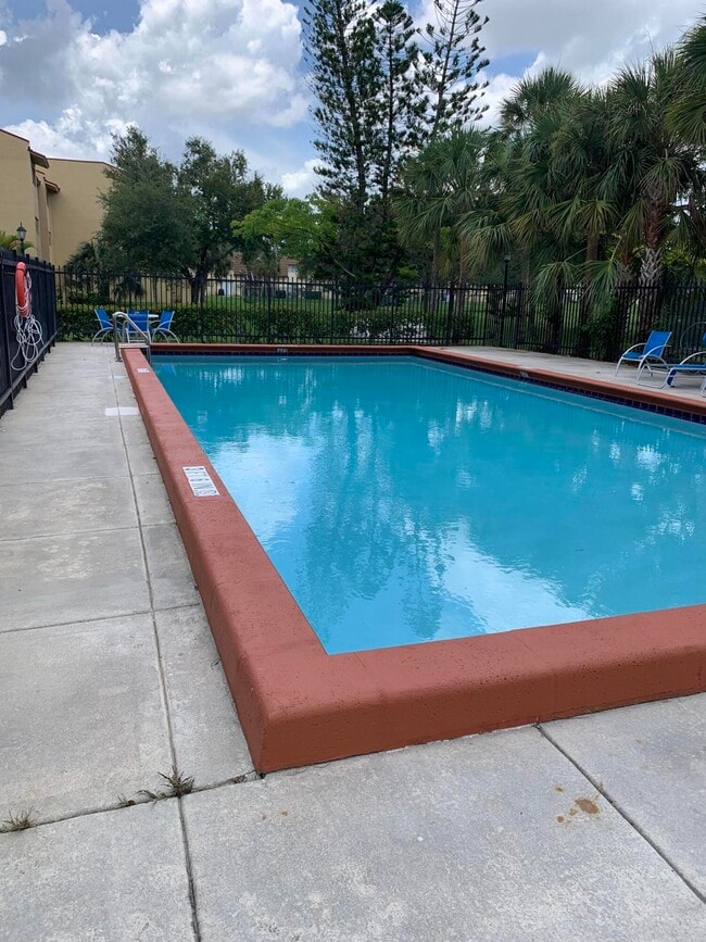 Building Photo - 2015 Coral Ridge Dr