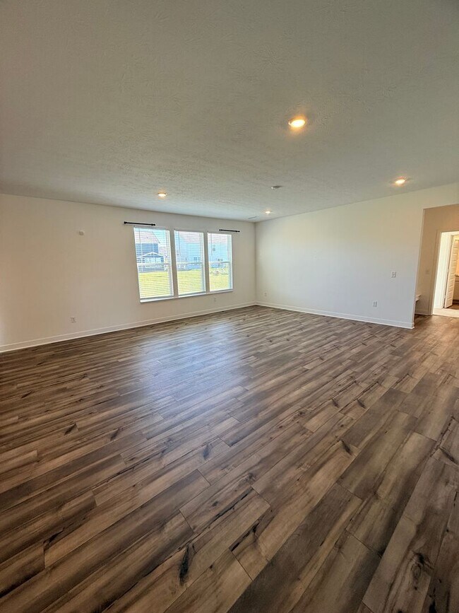 Building Photo - 1046 Elmwood Ln
