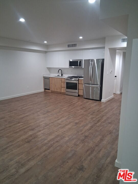 Building Photo - 124 S Croft Ave