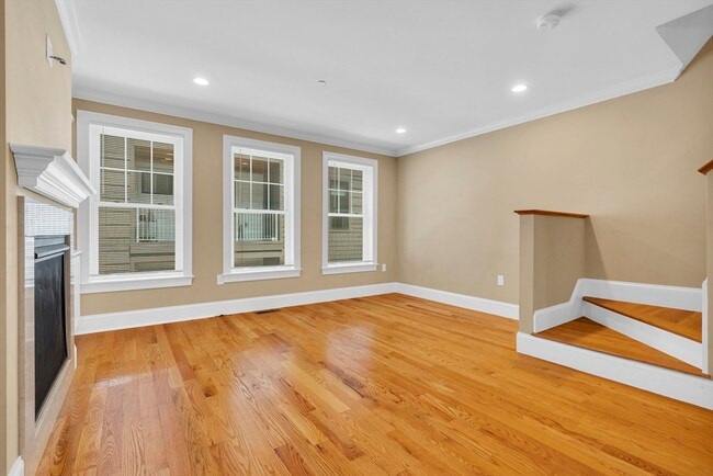 Building Photo - 83 Dresser St