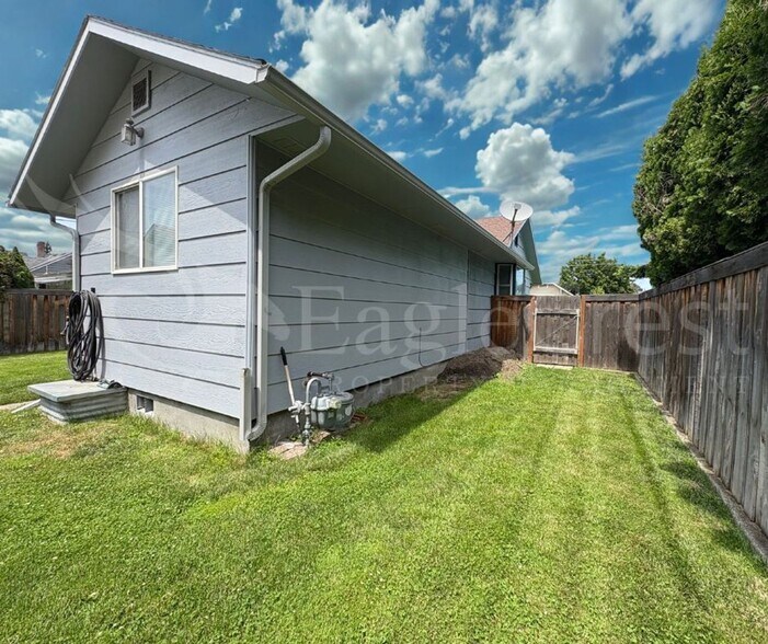 Building Photo - Three Bedroom, Two Bathroom House with Fenced Yard and Outdoor Fireplace