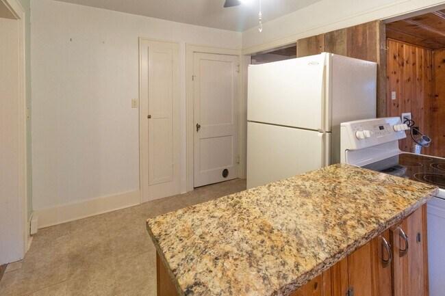Building Photo - 203 Edgewood Ave