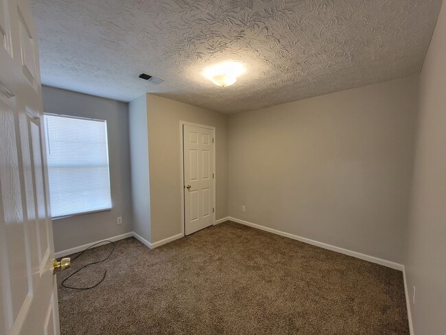 Building Photo - Gorgeous Split-Level 2 Story Home New Paint