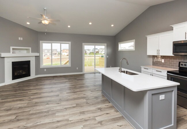 kitchen dining area - 615 SE Tallgrass Ln