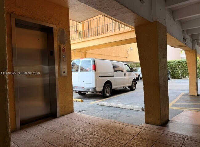 Building Photo - 1900 W 54th St