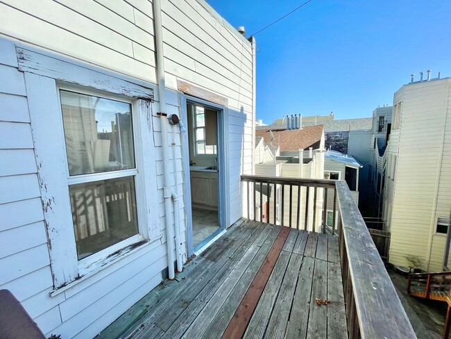 Building Photo - Adorable studio in the Heart of Hayes Vall...