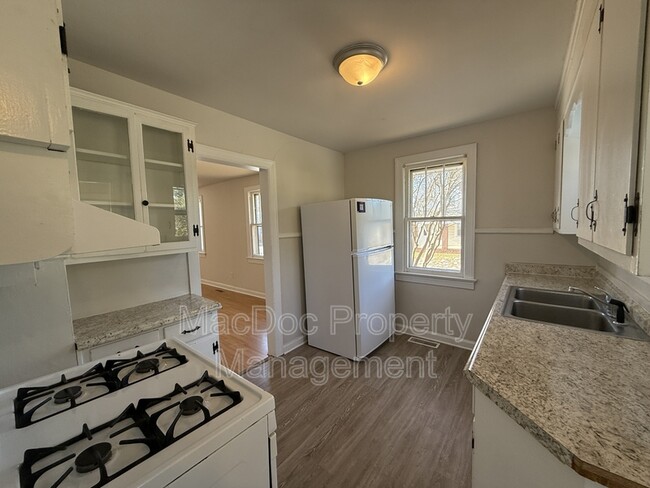 Building Photo - 119 Gibson St