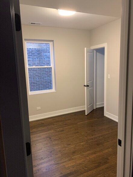 Building Photo - 5315 W Montrose Ave