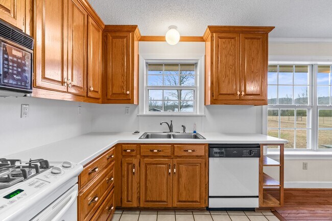 Building Photo - Country Living within Minutes of City Life