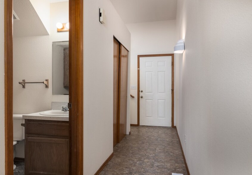 Building Photo - 2306 E Division St