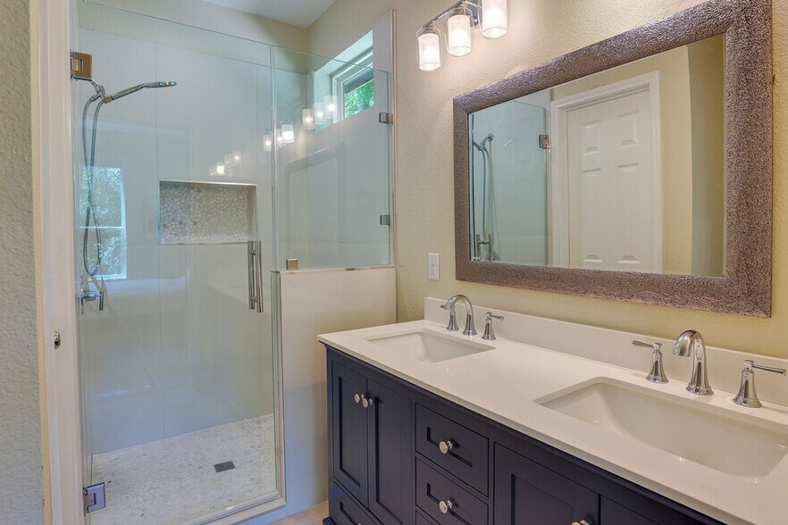 Building Photo - 11931 Lakeview Manor Dr