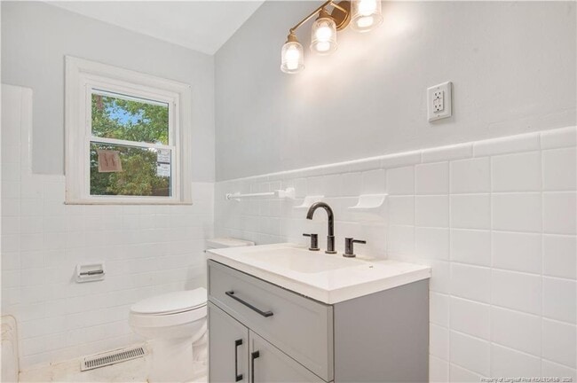 Building Photo - 4914 Walnut Dr