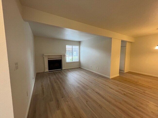 Building Photo - $500 MOVE IN BONUS - 2BR|2BA|994SF| - Grou...