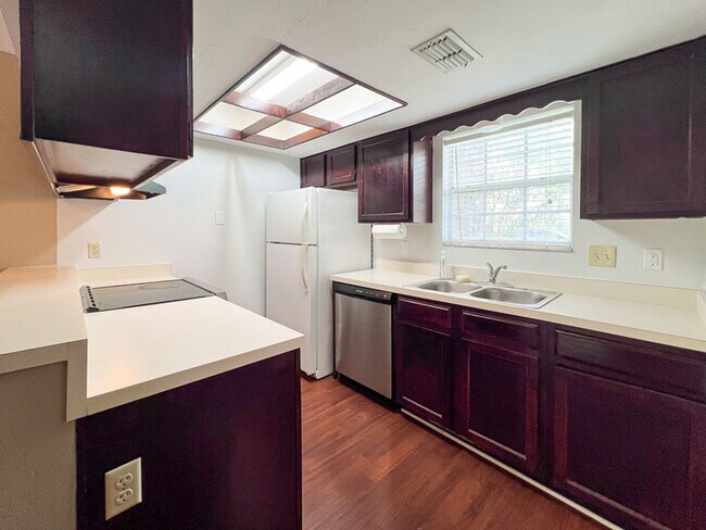 Building Photo - Pet Friendly Spacious 2-Bedroom End Unit i...