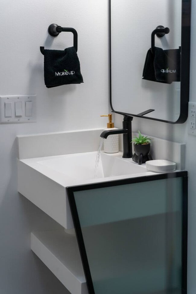 Building Photo - 4016 Eaton Dr