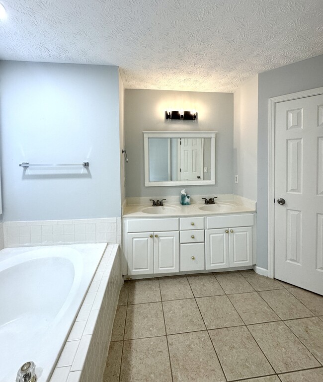 Building Photo - 675 Manor Glen Dr