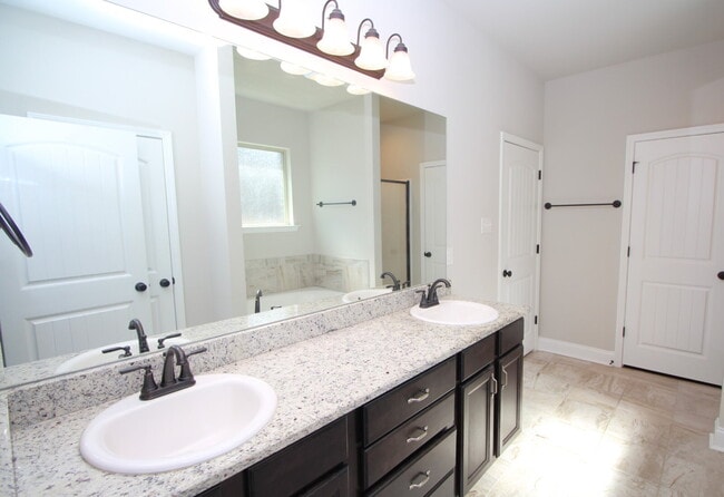 Building Photo - Spacious 3-Bedroom, 2-Bath Brick Home in N...