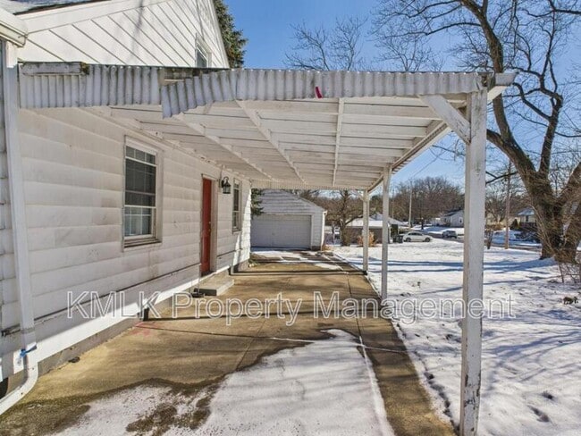 Building Photo - 871 Kennebec Ave