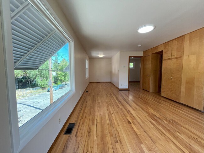Building Photo - Bright & Spacious 1-Bedroom Duplex with Ha...