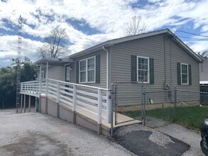 Building Photo - MOVE IN READY, APPLY NOW!!