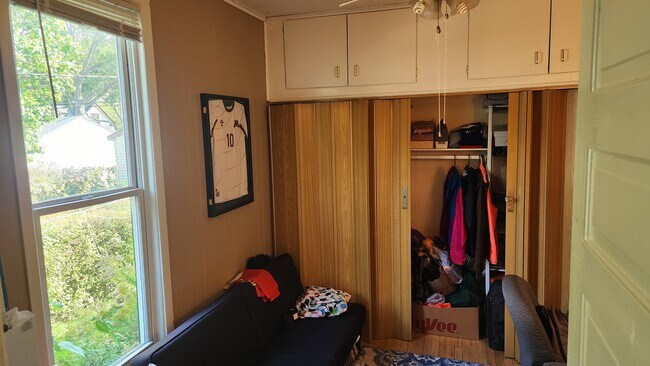 Building Photo - 1410 Breda Ave