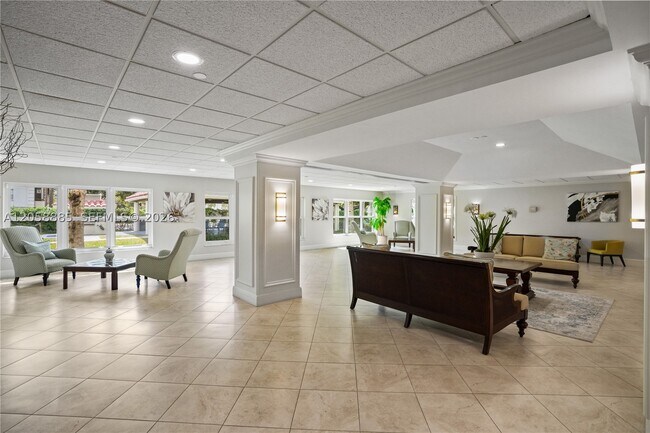 Building Photo - 3200 Port Royale Dr N