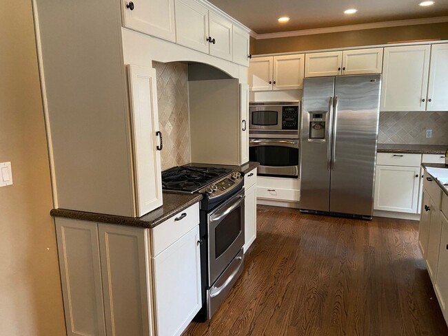 Building Photo - 4 Bedroom 3 Bathroom Land Park Home