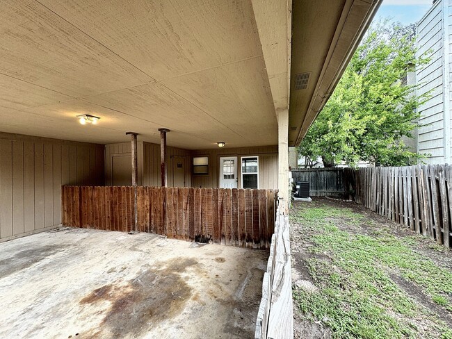 Building Photo - Cozy Townhome in Vista View