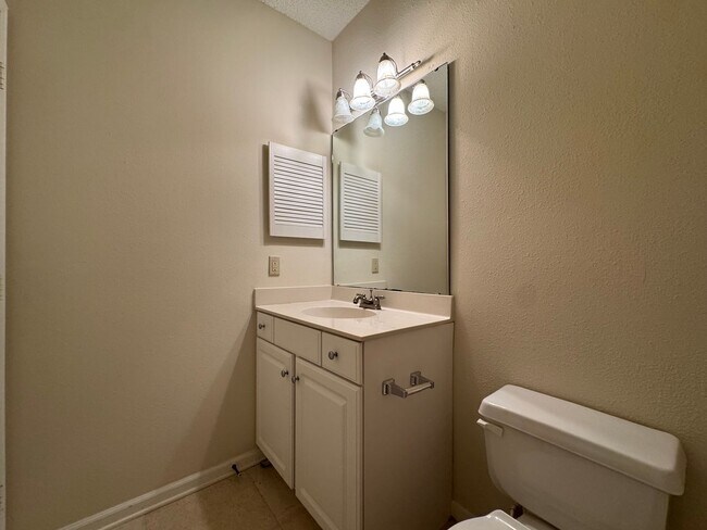 Building Photo - Move In Special! 2 Bed / 2 Bath Upstairs C...