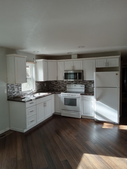 Building Photo - 16737 Lawrence Way