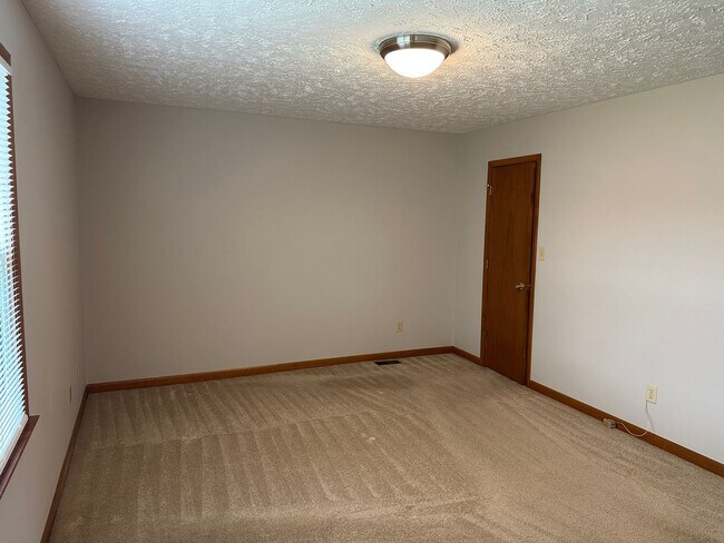 Building Photo - 8516 Amish Dr