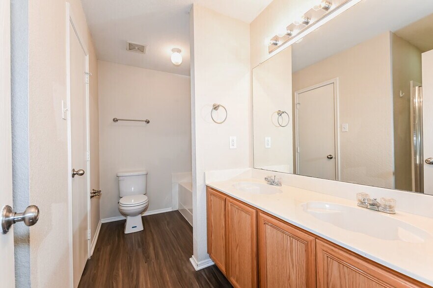 Building Photo - 1011 Caliente Dr