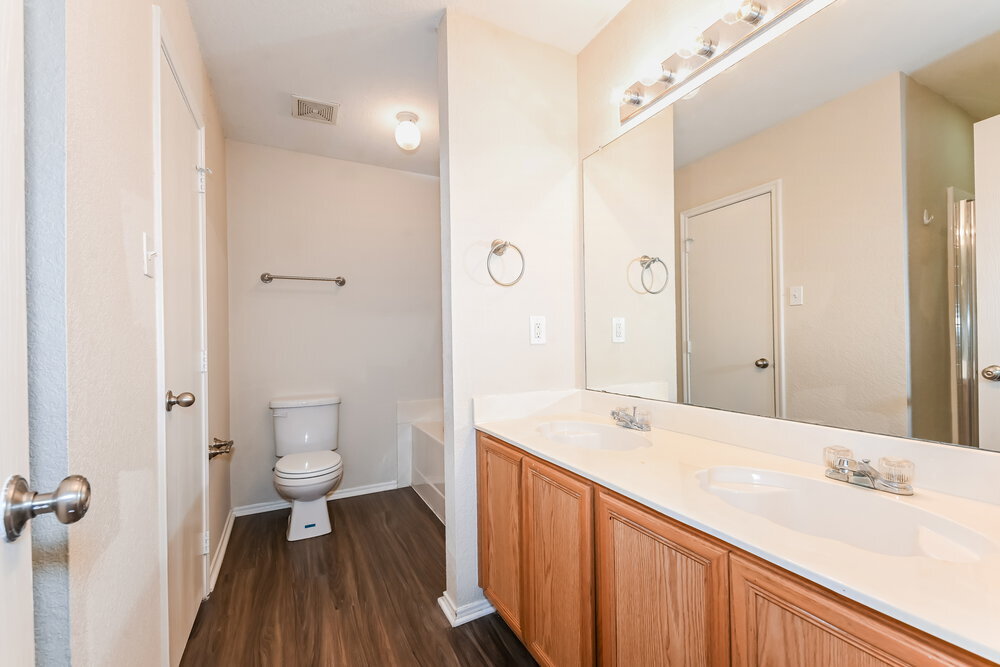 Building Photo - 1011 Caliente Dr