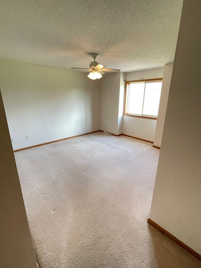 Building Photo - AVAILABLE NOW - 4 Bed, 3.5 Bath Home in He...