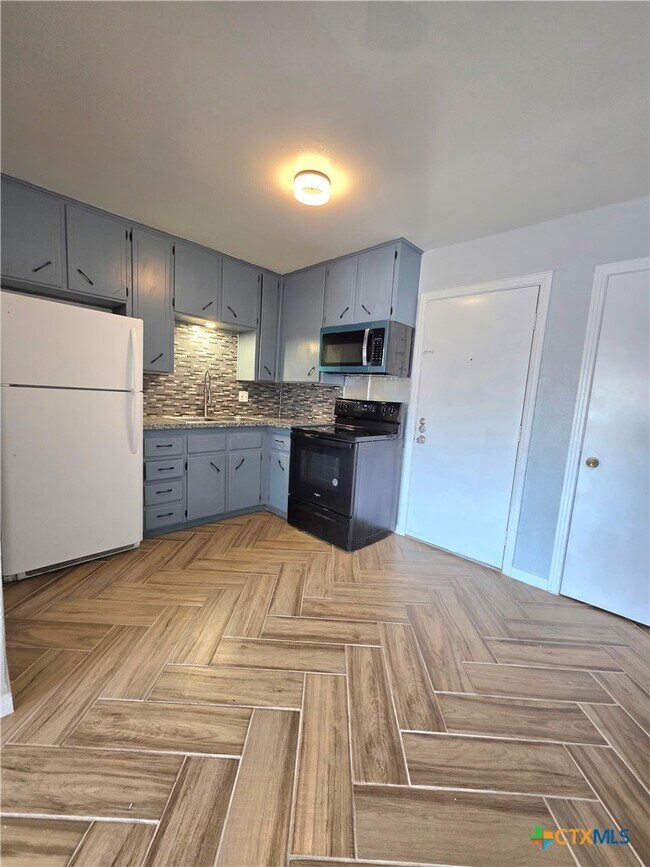 Building Photo - 805 Sissom Rd