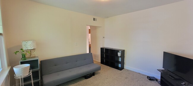 Building Photo - 516 Midland St