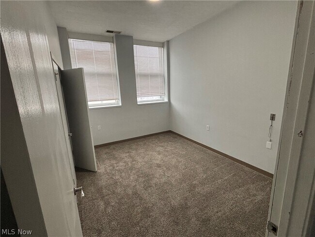 Building Photo - 59 Lincoln Way E