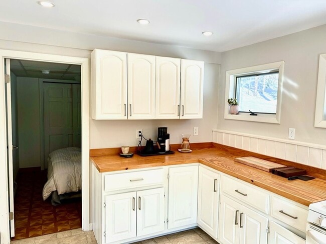 Building Photo - Bright & Airy Home Near Brettun’s Pond – Scenic Views & Modern Comfort