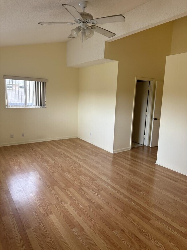 Building Photo - 65 Maplecrest Cir