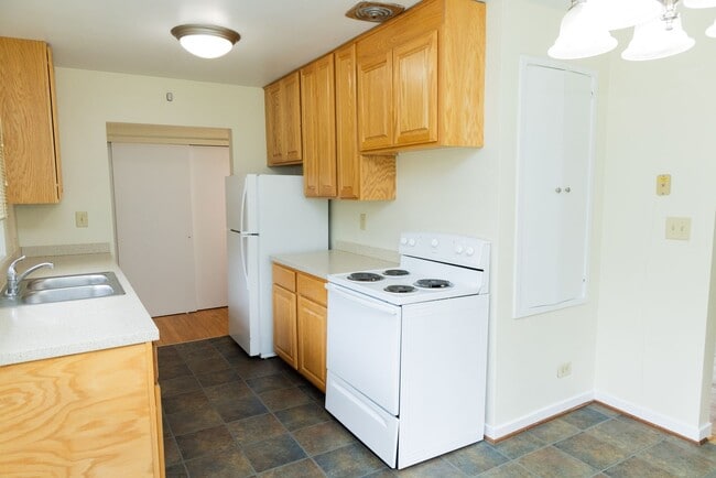 Building Photo - Comfortable Single-Family Living with All-...