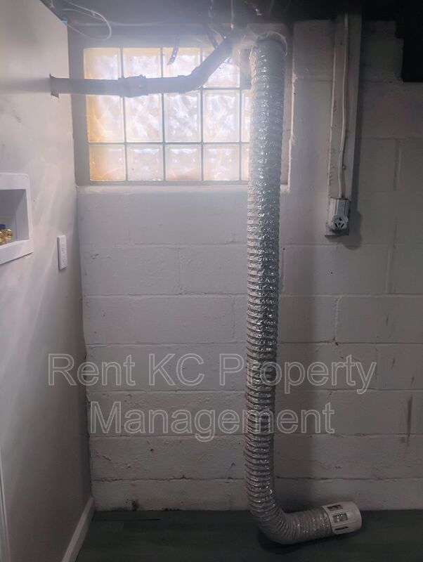 Building Photo - 6021 N Topping Ave